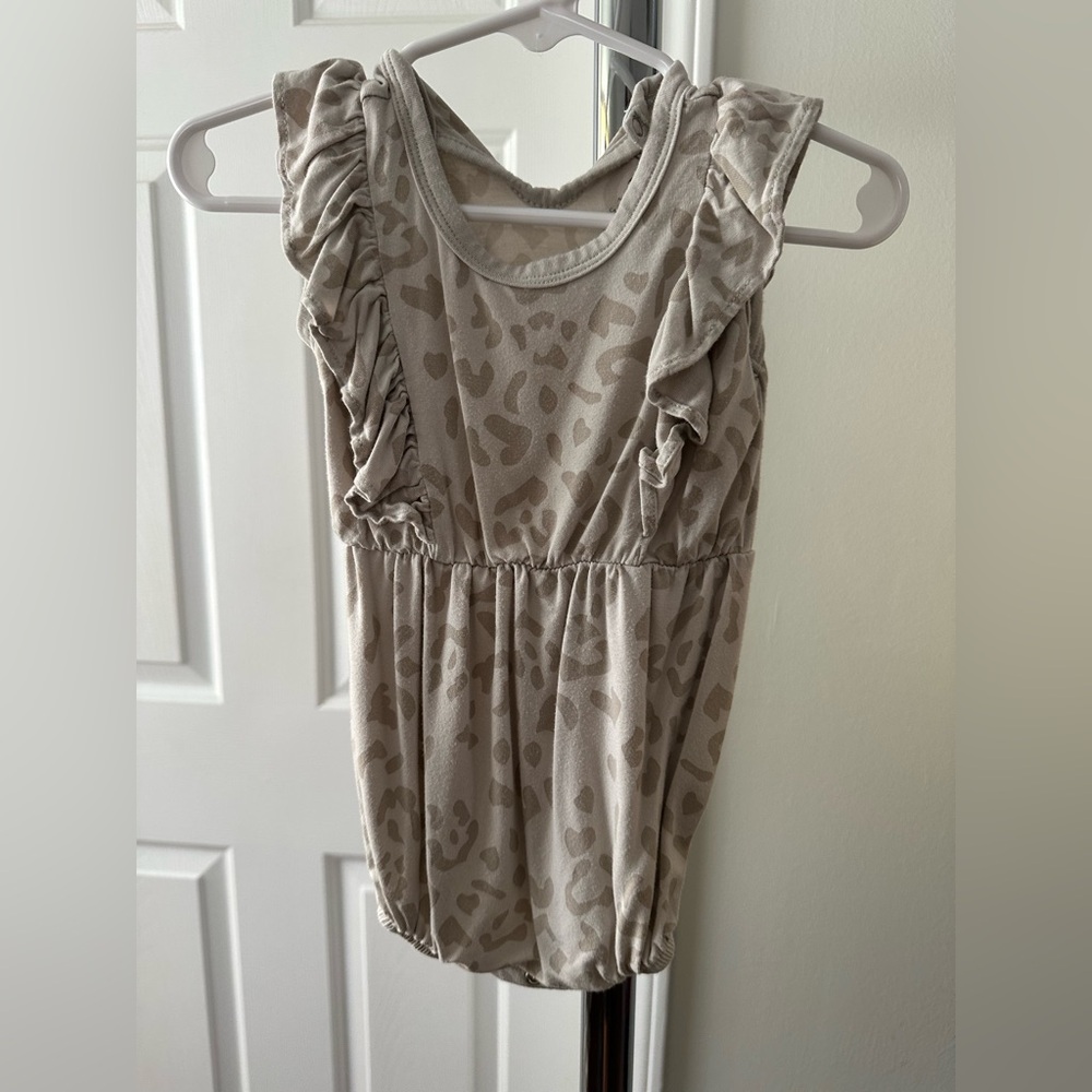 Kyte Baby. 6-12M Bubble Romper (Animal Print)